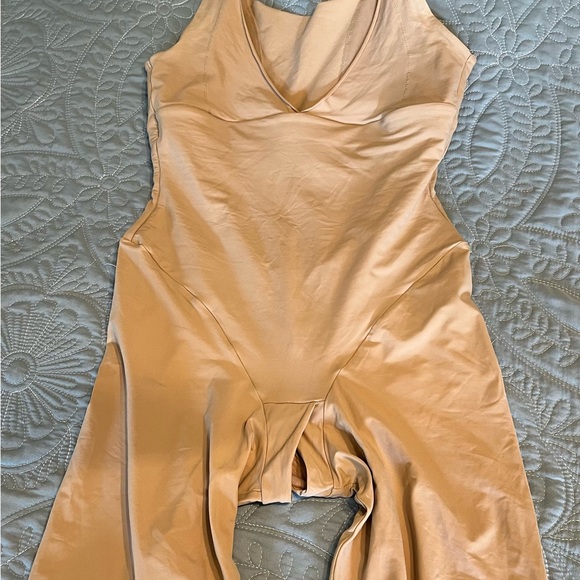 Like New Madenform Body contour Shaper - Picture 7 of 8